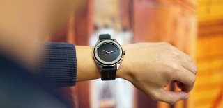 LG Watch W7是搭载WearOS的智能机械手表,续航最长达100天