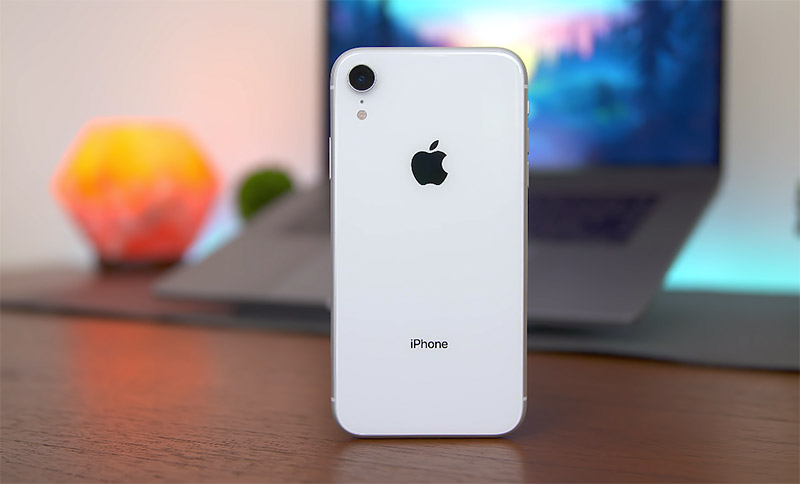 白色iPhone XR背面图片