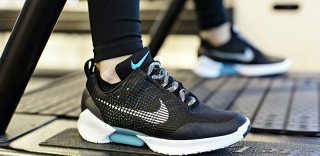 耐克推HyperAdapt 2.0,能用手机控制系鞋带的篮球鞋见过没?