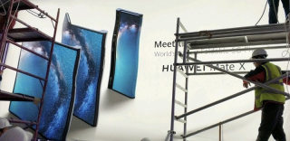 华为Mate X折叠屏手机提前亮相,折叠方式与Galaxy Fold相反
