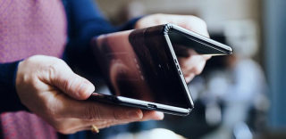 TCL展示可折叠概念手机,同时结合Galaxy Fold和Mate X的设计