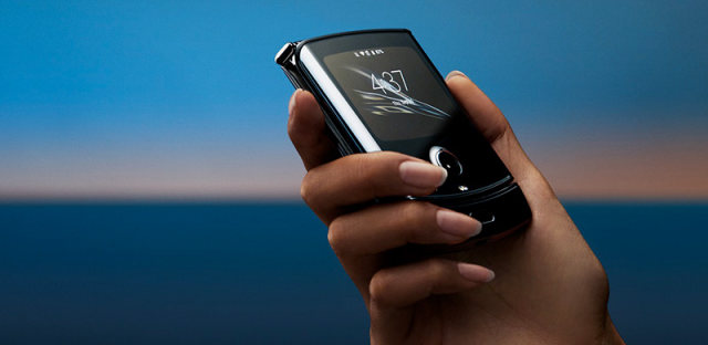 摩托罗拉RAZR可折叠手机登场：单手完美折叠，收放自如