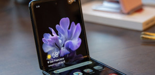 三星Galaxy Z Flip出厂贴膜不能撕,否则屏幕可能会损坏