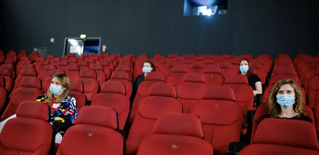 低风险地区7月20日恢复开放电影院，每场上座率不得超过30%
